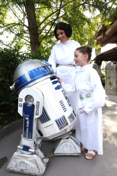 Princesses meet with R2-D2 at Disney's Hollywood Studios ©Disney